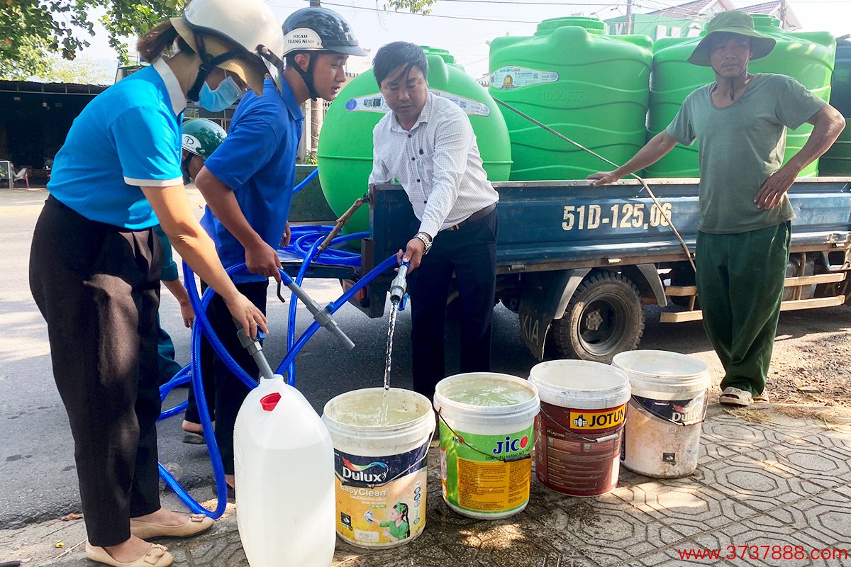 Lực lượng của chính quyền huyện Đạ Huoai chở nước cấp miễn phí cho người dân， sáng 17/4. Ảnh: Hoài Thanh
