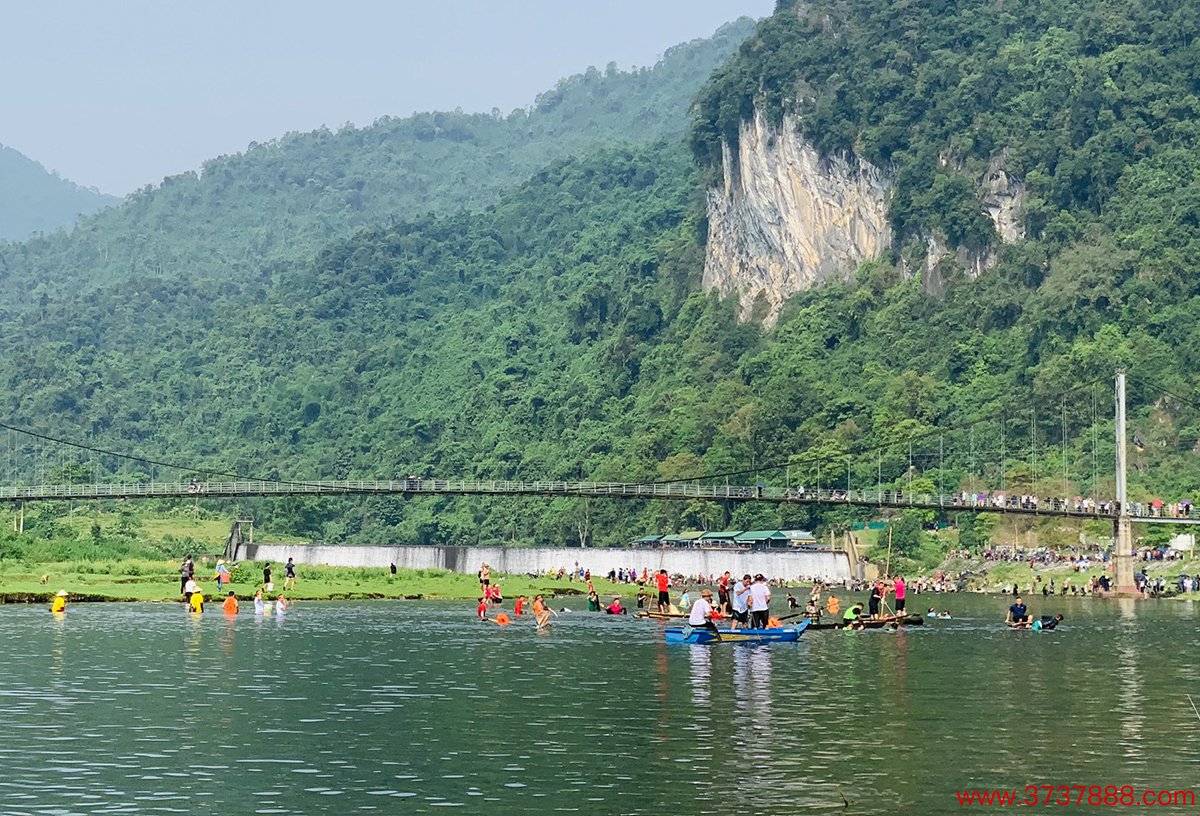 12 đội tham gia thi bắt cá trên sông Giăng đoạn qua xã Môn Sơn， huyện Con Cuông. Ảnh: Hùng Lê